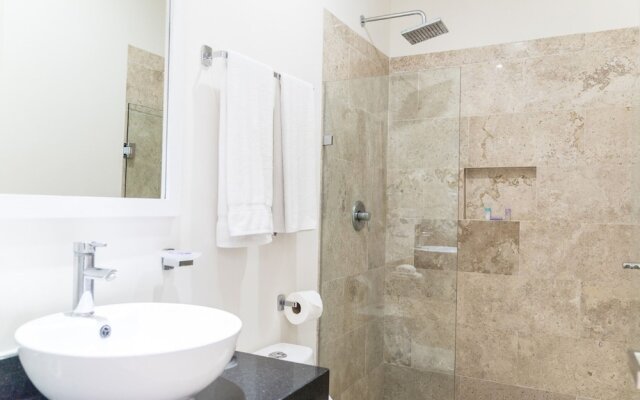 Stunning 2BR Condo Breathtaking Sky Bar Rooftop Pool Gym