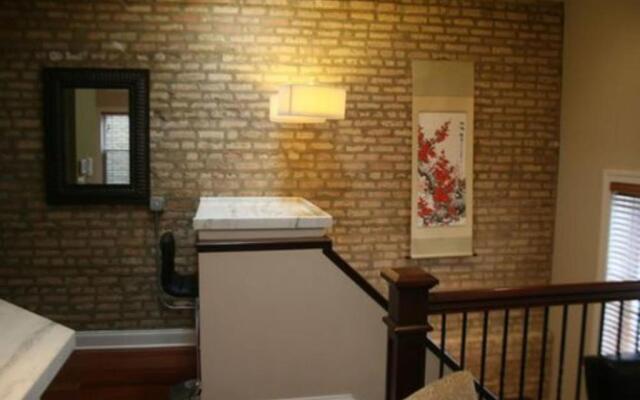 Roscoe Village Guesthouse