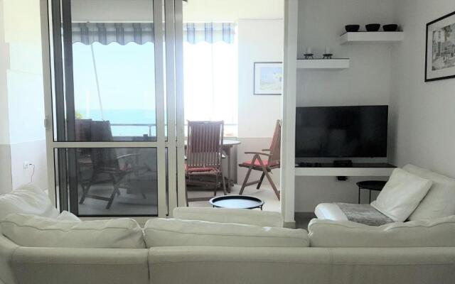M&I Beach Apartment with Sea View