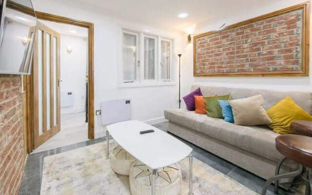 Colorful Apartment near Canary Wharf