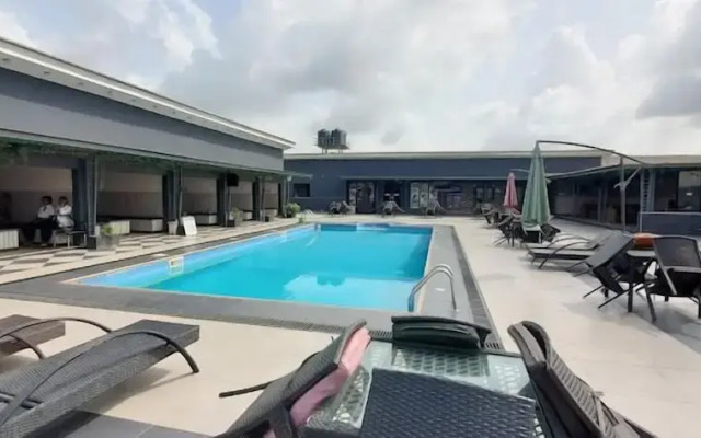 Clase Alta Hotel and Suites Limited