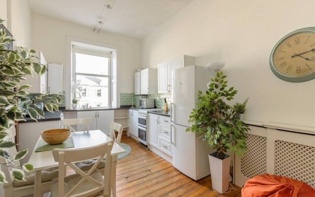 Modern 2 Bedroom Flat In Edinburgh City Centre