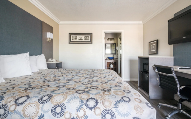 Solaire Inn & Suites