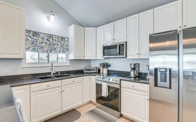 Walk to Pirates Beach - Luxe Galveston Home