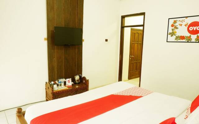 OYO 438 Cemara's Homestay