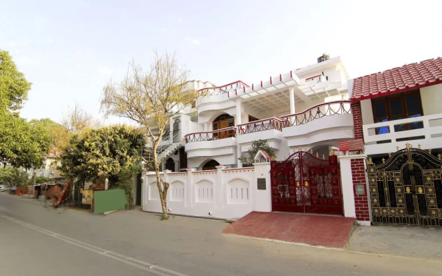 OYO Rooms Near Mayo Hospital
