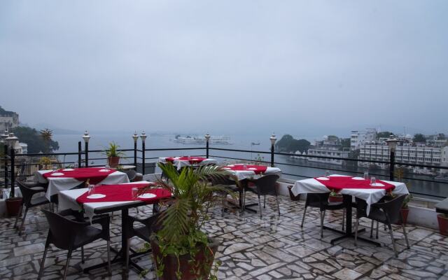Hotel Pichola Haveli - Lake Side