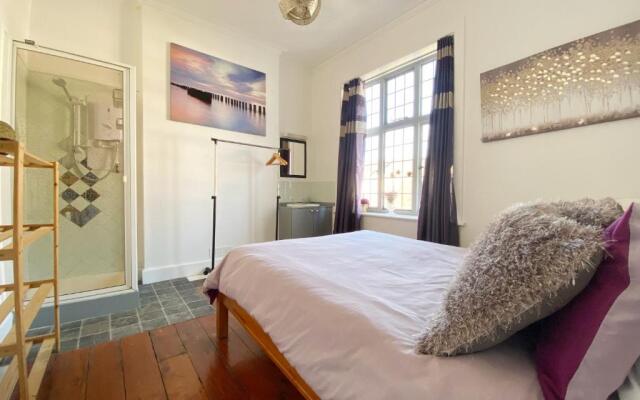 The Table House Close to Town & Beach Free parking