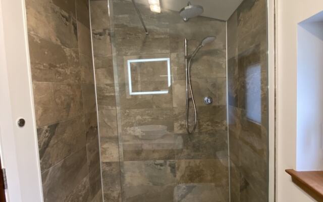 Stones Luxury B&B with hot tub and self-contained rooms