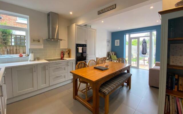 Charming 3 bed house and garden, pet friendly