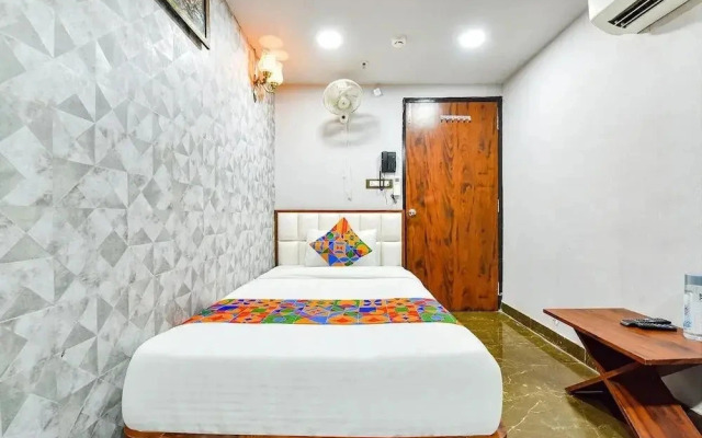 Queens Hub Hotel by OYO Rooms