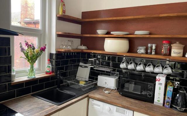 Lovely 2 Bedroom Flat Wifi Close to the beach