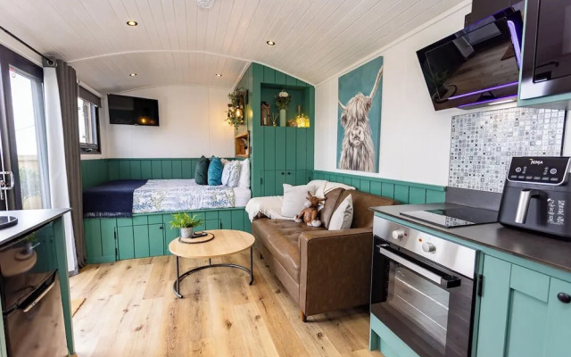 Willows Rest - 1 Bed Shepherd's Hut - Pentlepoir