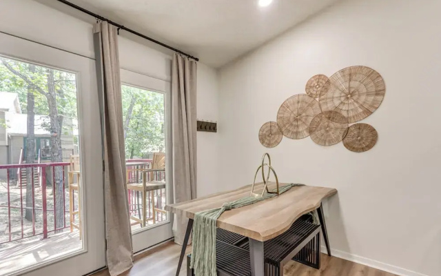 Walk to Table Rock Lake: Updated Cabin w/ Deck!