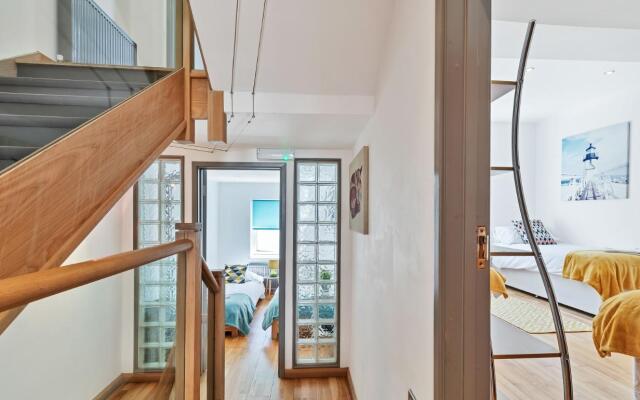 Sunshine Central House | Large luxury group house | Roof terrace | Fast Wifi