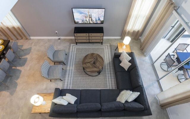 Beautiful Spacious House Near Themed Parks