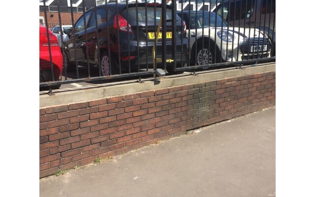 Modern, Spacious 1BR Central Manchester Flat for 4