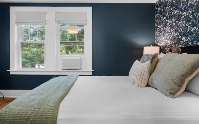 The Aurora Inn & Cottages