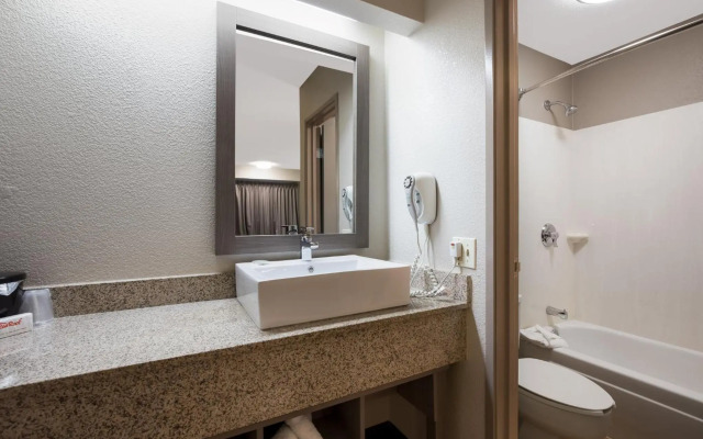 Red Roof Inn PLUS+ Chicago - Naperville