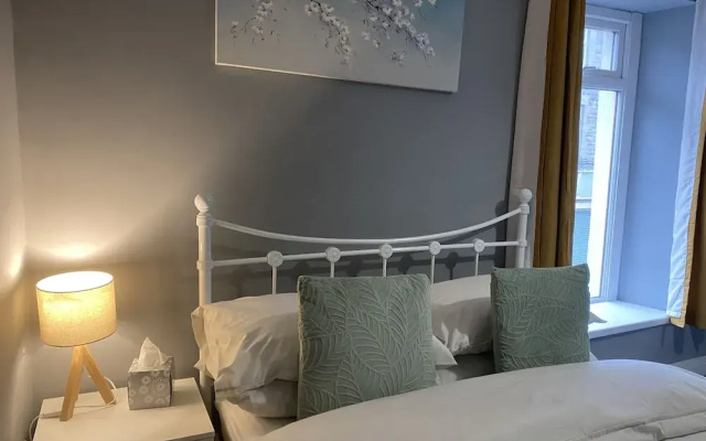 2 Bed Flat - Sleeps 6 - Pets - Parking - Wifi