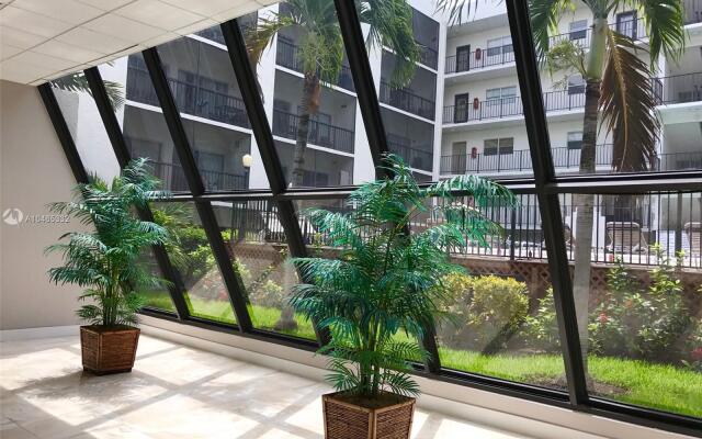 Walk to the Beach at Sunny Isles
