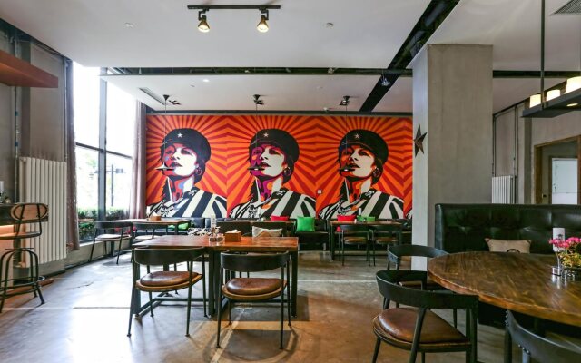 Time Tunnel Designer Hotel
