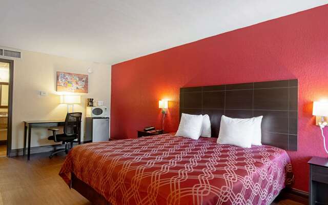 Econo Lodge Inn & Suites