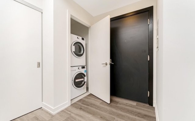 Luxury 1BR Condo - King Bed and Private Balcony