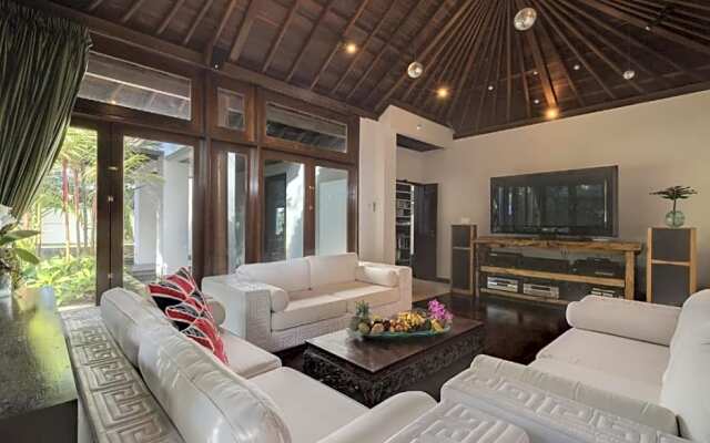 Spacious 8 bedroom pool villa in Canggu