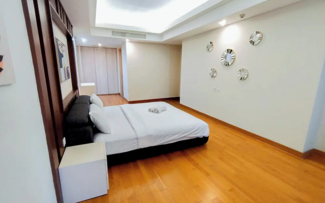 2Br Luxurious And Spacious Apartment At One East Penthouse Residence