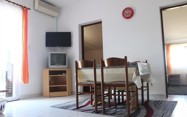 Ivy - Free Parking - A2