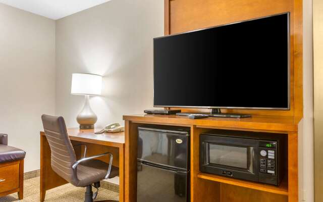 Comfort Suites Oakbrook Terrace near Oakbrook Center