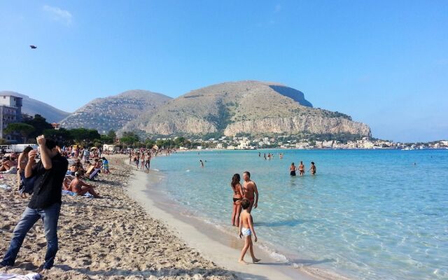 Apartment with 2 Bedrooms in Palermo, with Enclosed Garden And Wifi - 970 M From the Beach