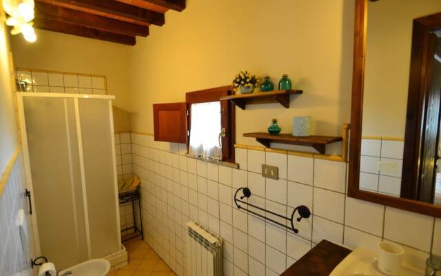 Delightful Holiday Home With Garden, Pool, Heating, Parking