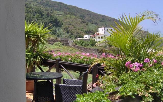 Rustic Holiday Home With Balcony and sea View