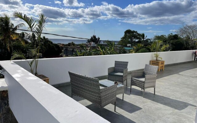 Spacious 4-bed Villa in Flic en Flac Roof top bar