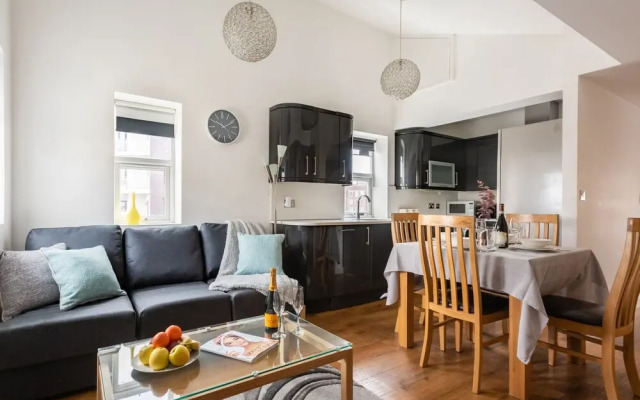 Platinum Apartment in Kensington 9941