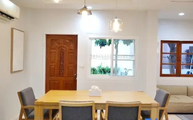 Poon House Nimman: Spacious Stay Near Attractions