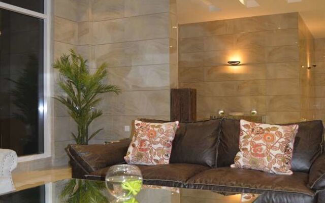 Leaders Plaza Hotel