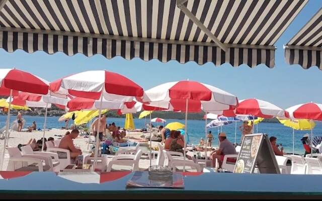 A1-apt w. Shared Pool & Balcony,next to the Beach