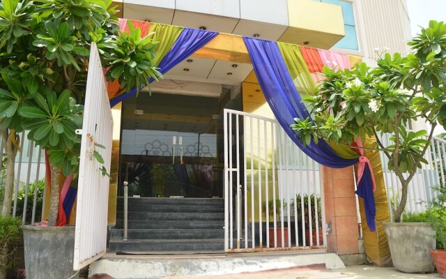 Capital O 66106 Hotel Samrat Kaushambhi