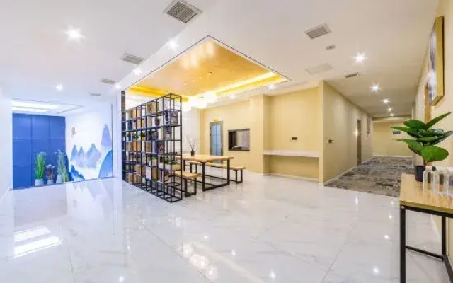 Lanxi Light Luxury Cinema Hotel (Zunyi Ningbo Road Branch)
