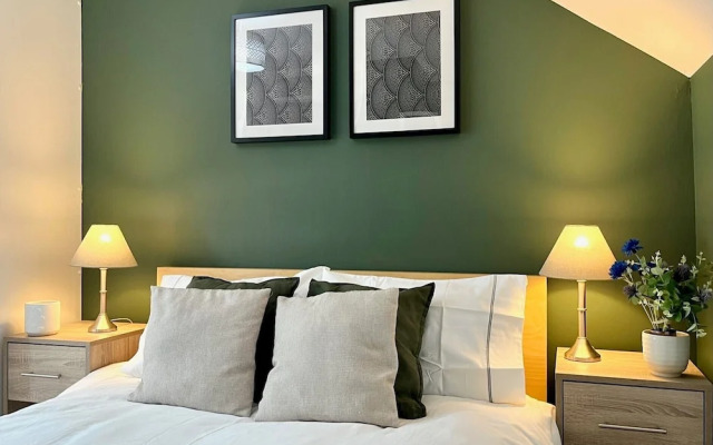Charming Home Near Gatwick Airport