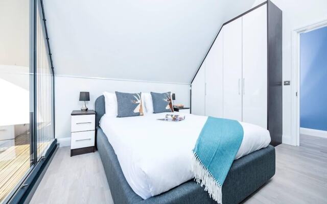 Stylish 2BR Whitechapel Flat with City Views