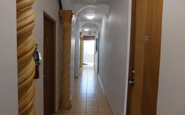 Henry's GuestHouse - Hostel