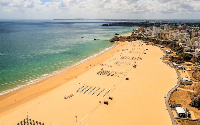 Rocha Prime Center Garage Flat