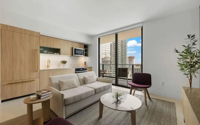 Luxury 2br-2bth Balcony Pool