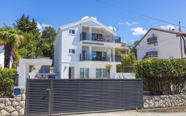 Spacious Apartment in Dramalj With Pool