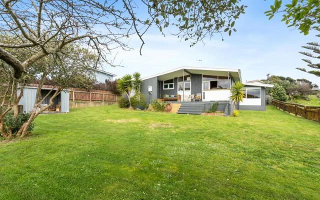 Queenie - Waikanae Beach Holiday Home