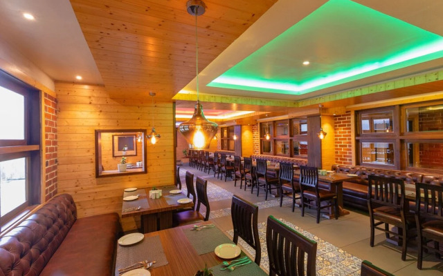 Sumitel Sanderling 500 meters from Mall Road